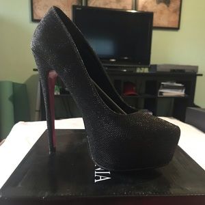 Black pumps